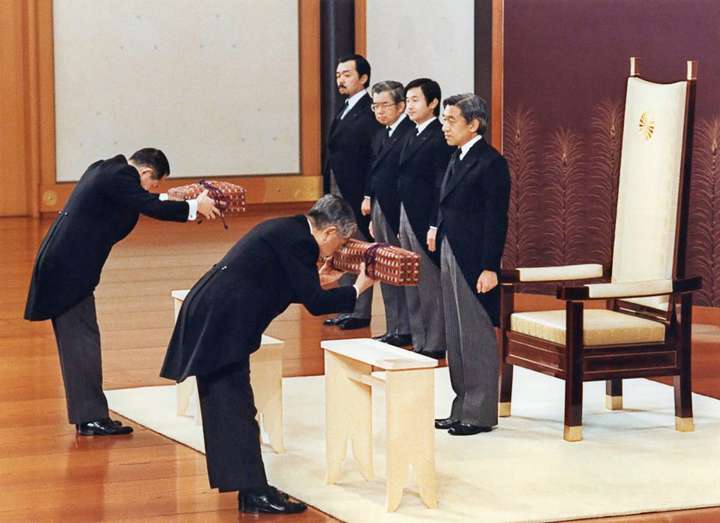 Darbietung von Schwert und Halskette bei der Inthronisation Kaiser Akihitos (1989)