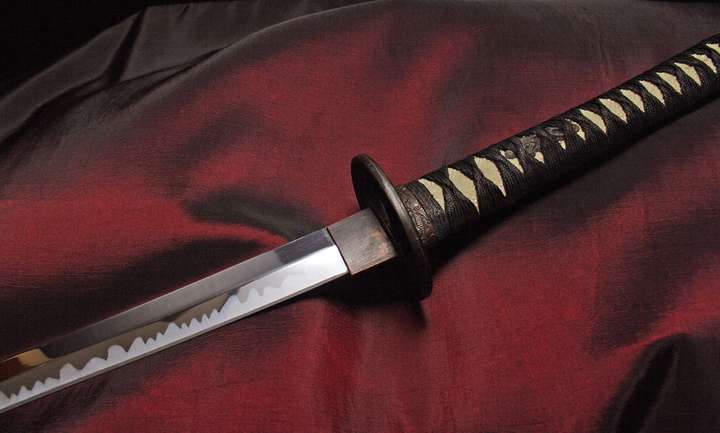 Ein Iaito liegt auf einem Tuch aus roter Seide